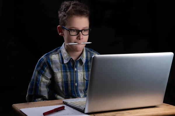 Estudante Bebendo Laptop Casa Com Caneta — Fotografia de Stock