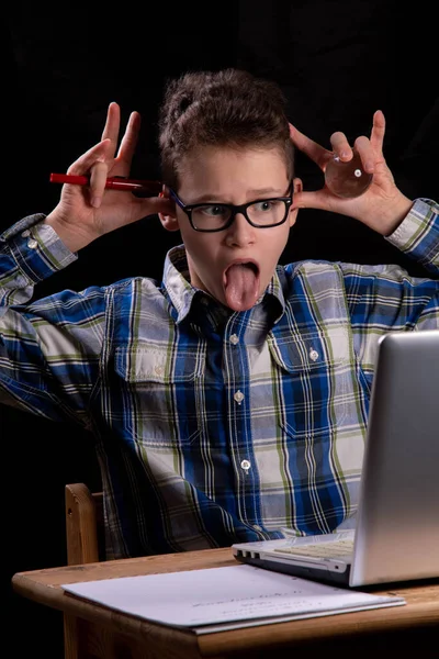 Gözlüklü Öğrenci Bilgisayardan Dilini Çıkardı — Stok fotoğraf