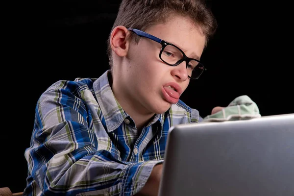 Αγόρι Ξεσκονίζει Φορητό Υπολογιστή Πράσινο Πανί Royalty Free Φωτογραφίες Αρχείου