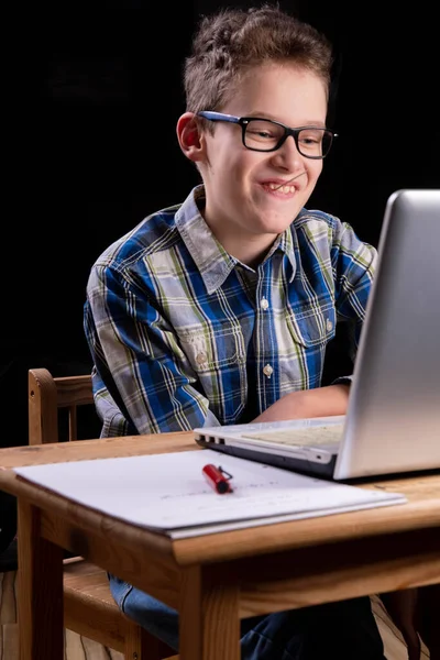 Chłopiec Okularami Wykałaczek Uczący Się Laptopie — Zdjęcie stockowe