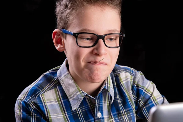 Niño Con Gafas Mondadientes Casa Aprendizaje — Foto de Stock