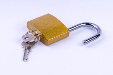 Kilidi beyaza basılı anahtarla aç