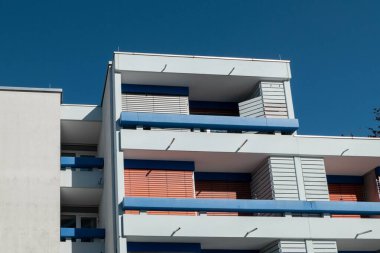 Renkli pencereli modern mimari