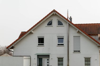 Evin dış cephesinde paslanmaz çelik baca var.