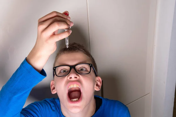 Barn Med Glasögon Droppar Medicin Från Pipett Munnen — Stockfoto