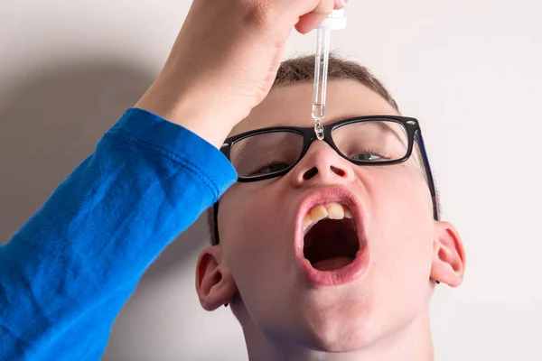 Barn Med Glasögon Droppar Medicin Från Pipett Munnen — Stockfoto