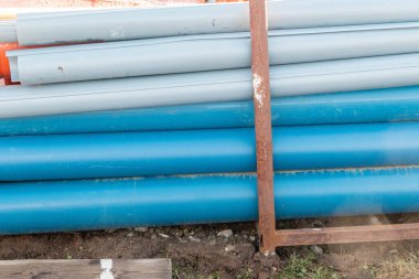 İnşaat alanında kanalları olan plastik borular.