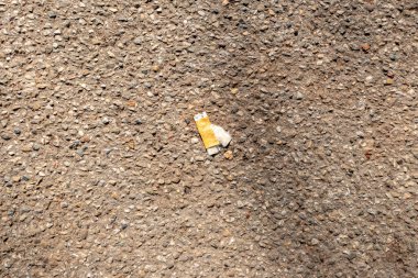 Sokaktaki sigara çöpleri.