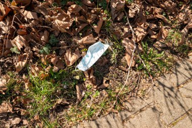 Corona koruyucu maskesi sokakta çöp gibi Corona koruyucu maskesi sokakta çöp gibi