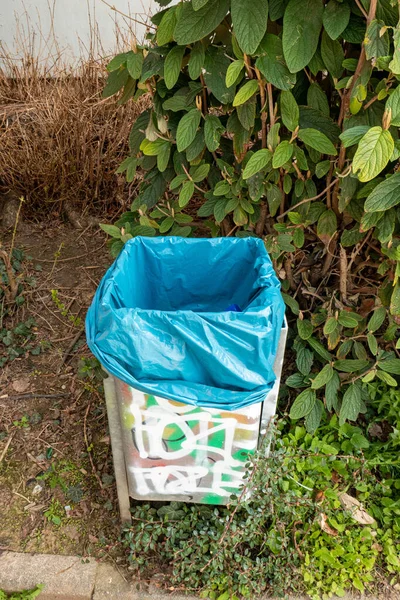 Vuilnisbak Met Blauwe Plastic Folie Bush — Stockfoto