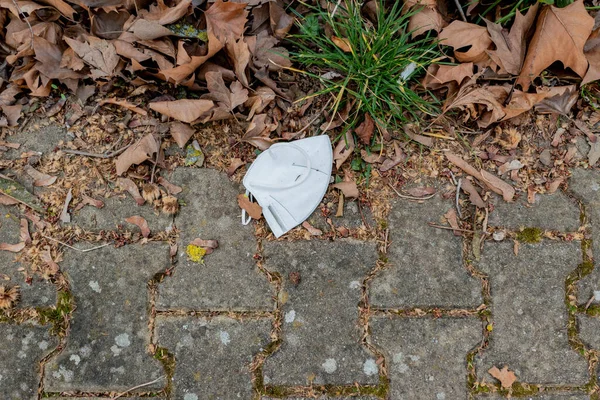 코로나를 보호하는 마스크를 거리에서 쓰레기 용하다 — 스톡 사진