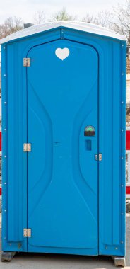 İnşaat alanındaki mavi plastik tuvalet.