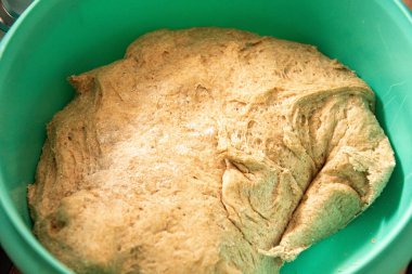 Yeşil kasede taze maya hamuru