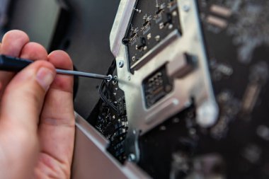 Erkek eller bilgisayardan vidayı çıkartıyor