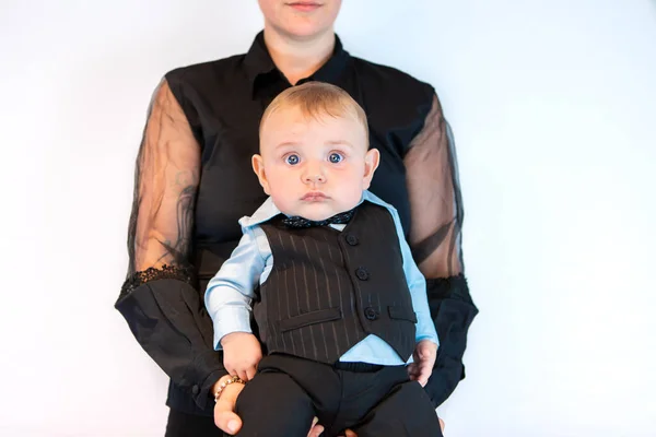 손에 옷을 입은 사내 아이를 안고 있는 어머니 — 스톡 사진