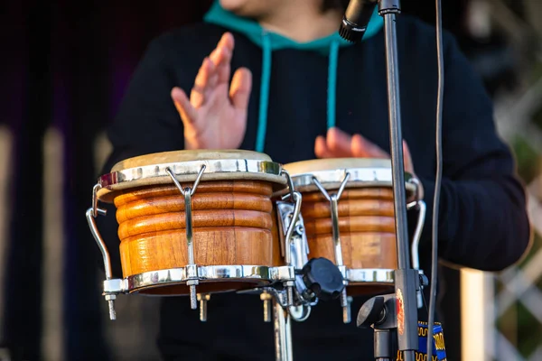 Hände trommeln bei Musikfestival — Stockfoto
