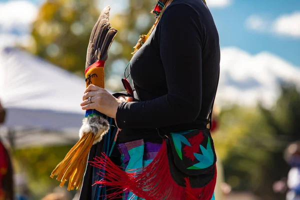 Manos de mujer sosteniendo pluma en el festival — Foto de Stock