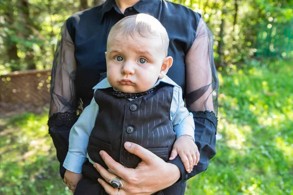 손에 옷을 입은 사내 아이를 안고 있는 어머니 — 스톡 사진