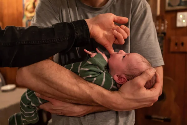 Nő ellenőrzése baba éhség ujjal a szájban — Stock Fotó