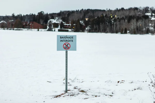 Placa de nenhuma natação na camada de gelo na natureza — Fotografia de Stock
