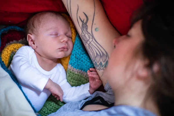 Pequeño bebé durmiendo con madre — Foto de Stock