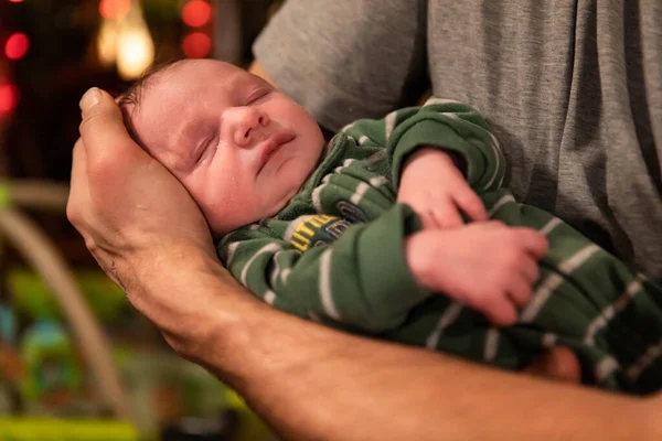 Małe dziecko śpiące w ramionach ojca — Zdjęcie stockowe