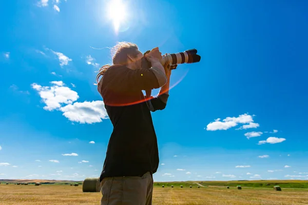Manlig fotograf skjuter himlen — Stockfoto
