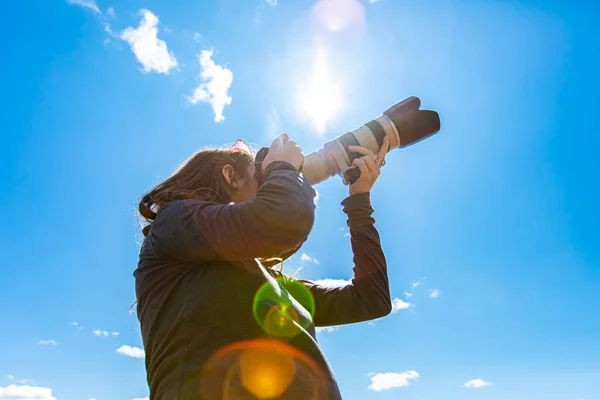 Női fotós lő az égen — Stock Fotó