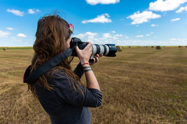 Kvinnan tar bilder på landsbygden. — Stockfoto