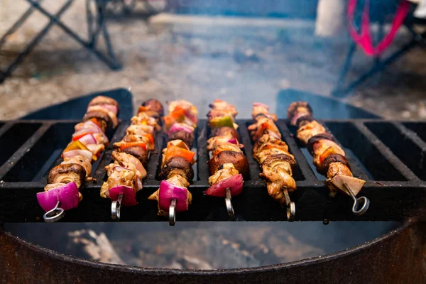 Griller des brochettes de viande sur un barbecue — Photo