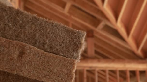 Hemp wool used as insulation in new eco building — Stock Video