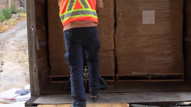 Laine de chanvre utilisée comme isolant dans un nouveau bâtiment écologique — Video