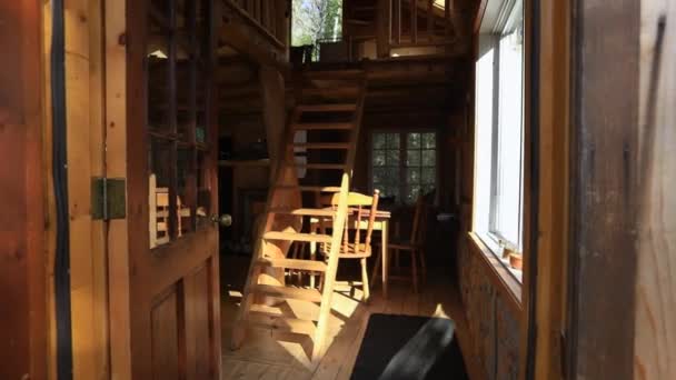 À l'intérieur d'une mini-maison hors réseau dans la forêt — Video