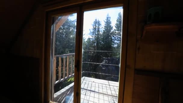Dentro de uma mini casa fora da grade na floresta — Vídeo de Stock