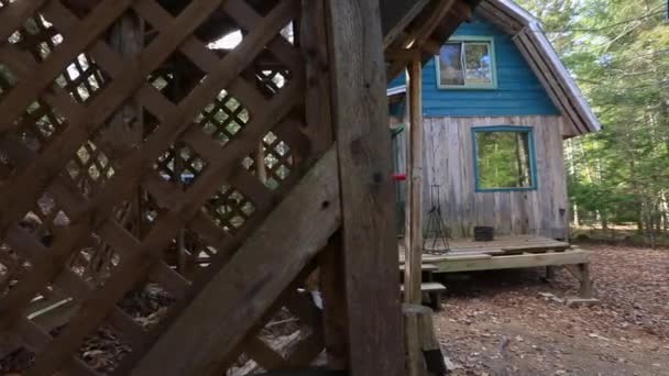 Construyendo una mini casa en los bosques — Vídeo de stock