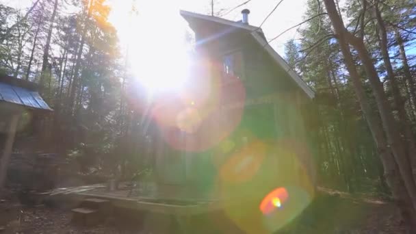 Construyendo una mini casa en los bosques — Vídeo de stock