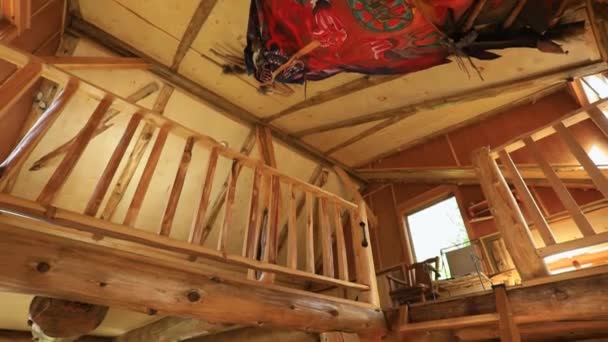 Im Inneren eines netzunabhängigen Mini-Hauses im Wald — Stockvideo