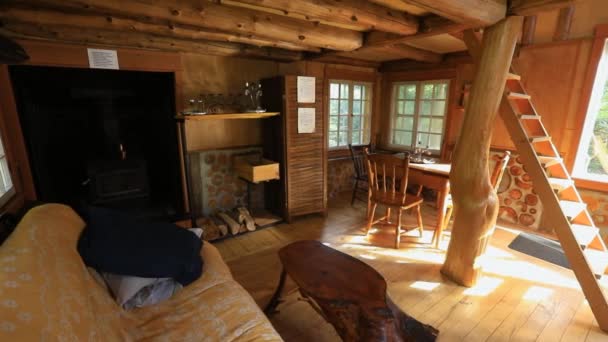 Dentro de uma mini casa fora da grade na floresta — Vídeo de Stock