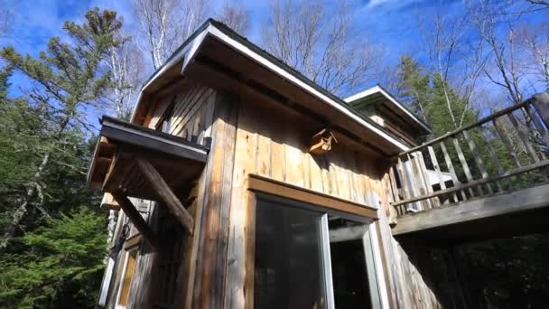 Mini maisons hors réseau dans la forêt — Video