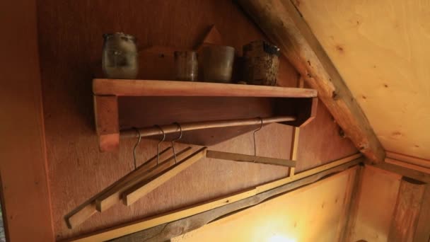 Dentro de una mini casa fuera de la red en el bosque — Vídeos de Stock