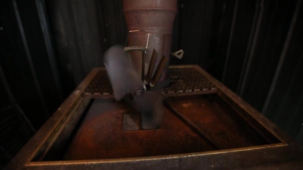 À l'intérieur d'une mini-maison hors réseau dans la forêt — Video