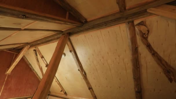 Im Inneren eines netzunabhängigen Mini-Hauses im Wald — Stockvideo