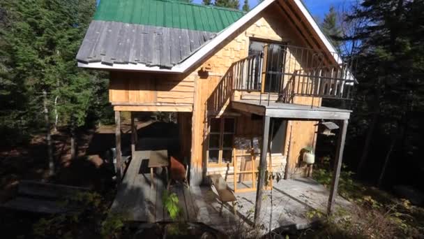 Fora da grade mini casas na floresta — Vídeo de Stock
