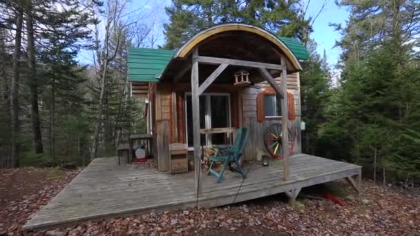 Mini casas fuera de la red en el bosque — Vídeo de stock
