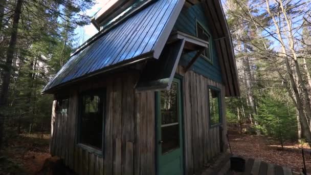 Строительство мини-дома в лесах — стоковое видео