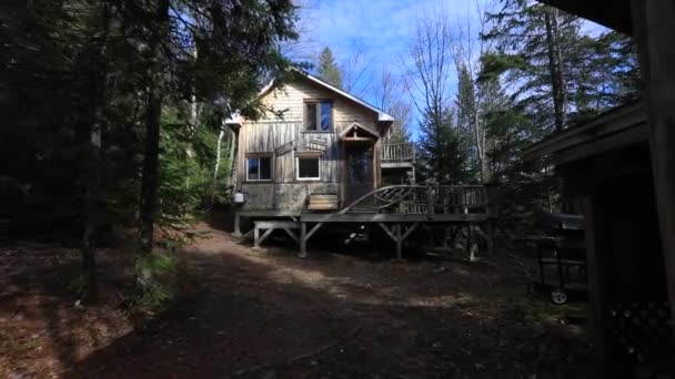 Stromlose Mini-Häuser im Wald — Stockvideo
