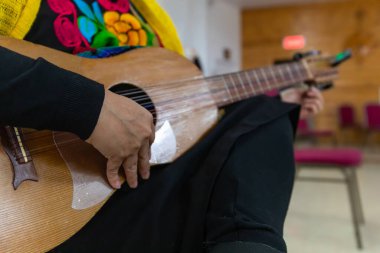 Sunakta 10 telli gitarı akort eden adamın elleri