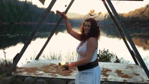 Женщина танцует с огнем в шлеме дракона — стоковое видео