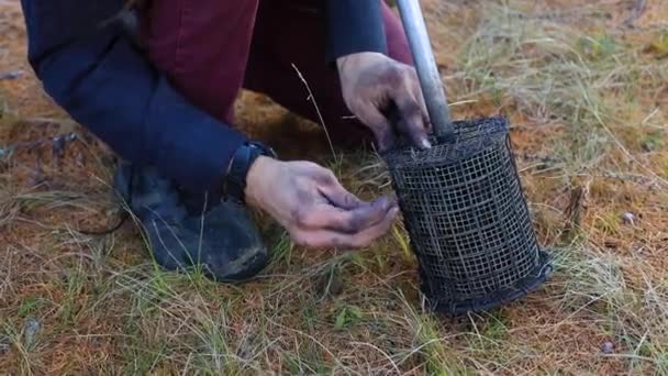 Man die houtskoolnet repareert voor brandstoornissen — Stockvideo