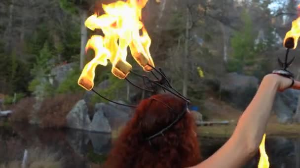 Mladá žena tančí s plamenem dračí přilbou — Stock video